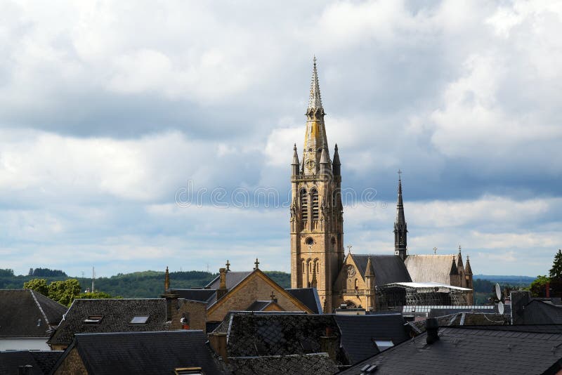 Kirche von Arlon über den Dächern der alten Stadt gegen ein bewölktes lizenzfreie stockfotos Kirche von Arlon über den Dächern der alten Stadt gegen ein bewölktes lizenzfreie stockfotos