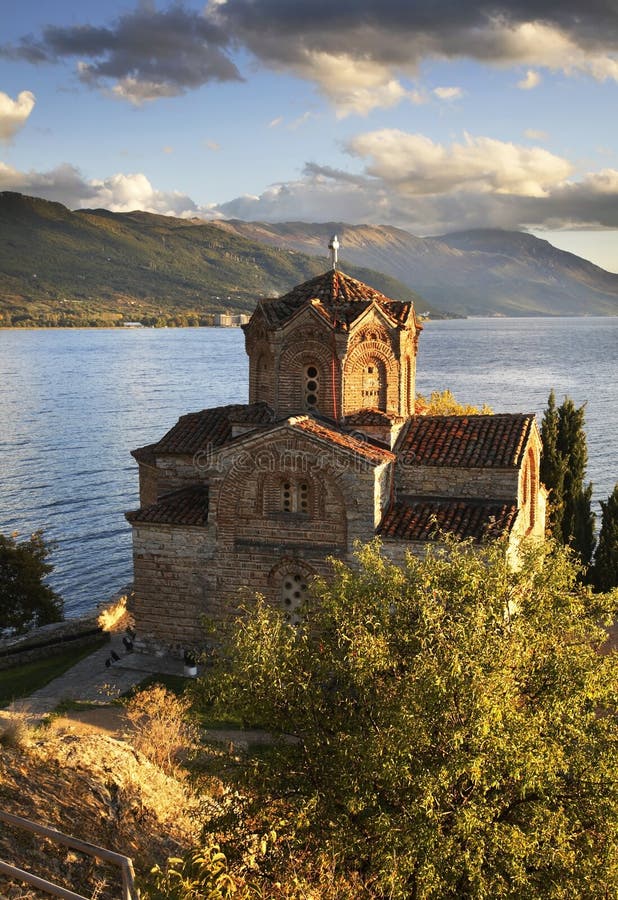 Kirche von Johannes bei Kaneo in Ohrid macedonia lizenzfreie stockbilder Kirche von Johannes bei Kaneo in Ohrid macedonia lizenzfreie stockbilder