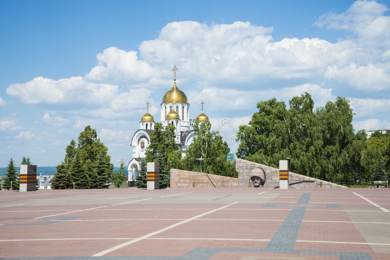 Kirche zu Ehren St George das siegreiche und das Denkmal des Sorgen machenden Mutter Mutterlandes im Siegquadrat im Samara lizenzfreies stockfoto Kirche zu Ehren St George das siegreiche und das Denkmal des Sorgen machenden Mutter Mutterlandes im Siegquadrat im Samara lizenzfreies stockfoto