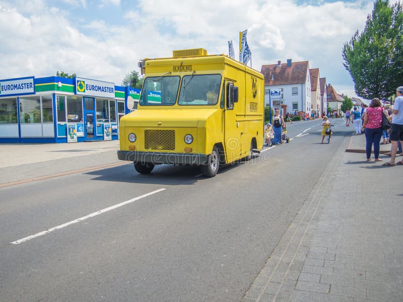 Kirchheimbolanden, Rheinland-Pfalz, Germany-06 23 2019: Parada do feriado em ruas da cidade alemão durante a semana do festival d fotografia de stock Kirchheimbolanden, Rheinland-Pfalz, Germany-06 23 2019: Parada do feriado em ruas da cidade alemão durante a semana do festival d fotografia de stock