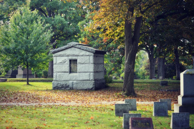 Kirchhof im Fall lizenzfreies stockbild Kirchhof im Fall lizenzfreies stockbild