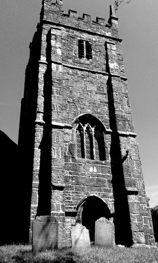 Kirchturm und Finanzanzeigen, England lizenzfreie stockbilder Kirchturm und Finanzanzeigen, England lizenzfreie stockbilder