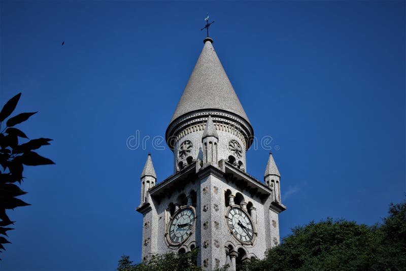 Kirchturm und seine Uhr stockbild Kirchturm und seine Uhr stockbild