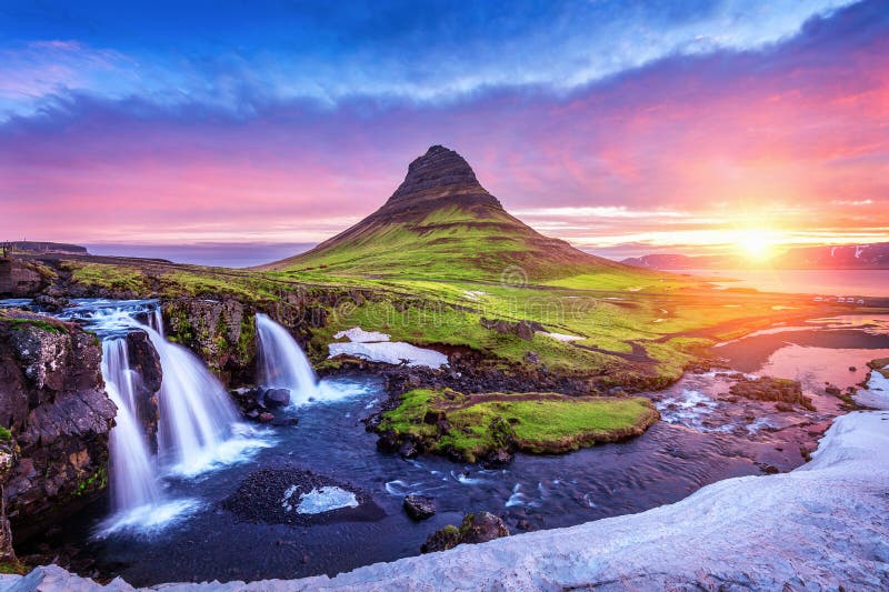 Kirkjufell au lever de soleil en Islande Beaux horizontal et lever de soleil photos libres de droits
