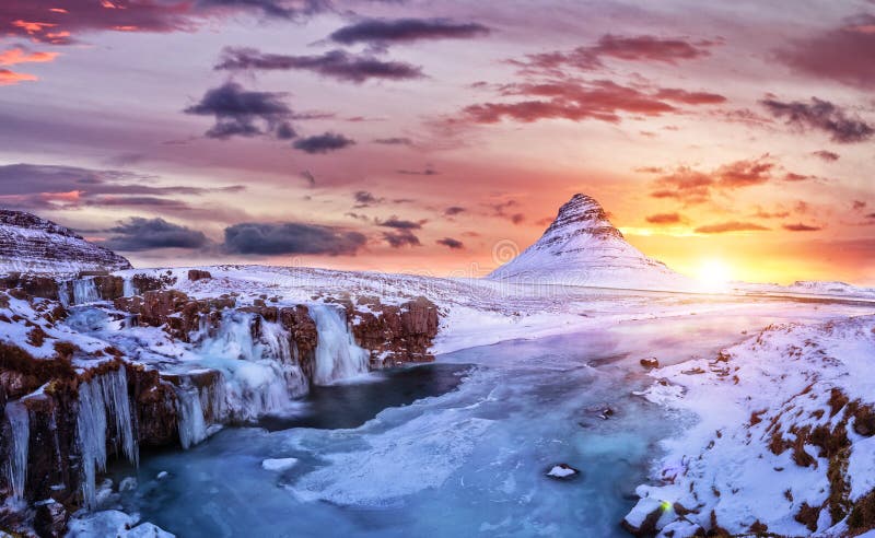 Kirkjufell góra z zamarzniętą wodą spada w zimie, Iceland