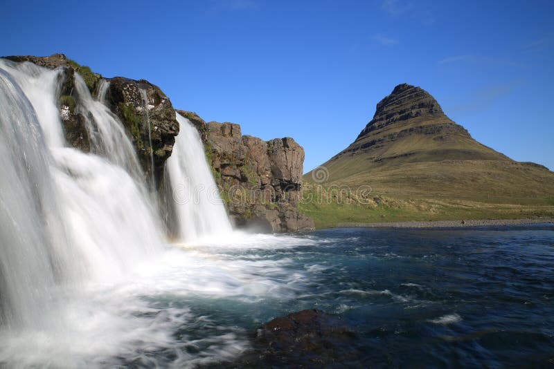 Kirkjufellsfoss vattenfall och Kirkjuberget, Island arkivbilder Kirkjufellsfoss vattenfall och Kirkjuberget, Island arkivbilder