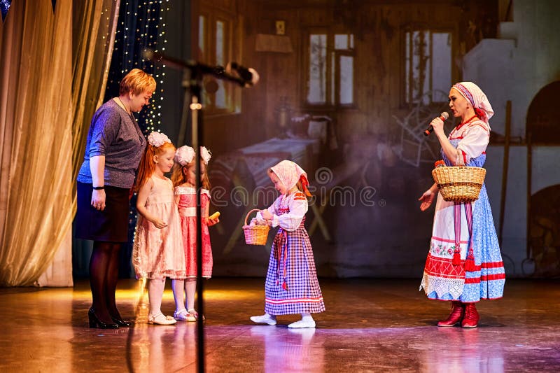 Kirov russia 26 gennaio 2020 : molti bambini sul palco durante le prove prima dell'esecuzione fotografia stock libera da diritti
