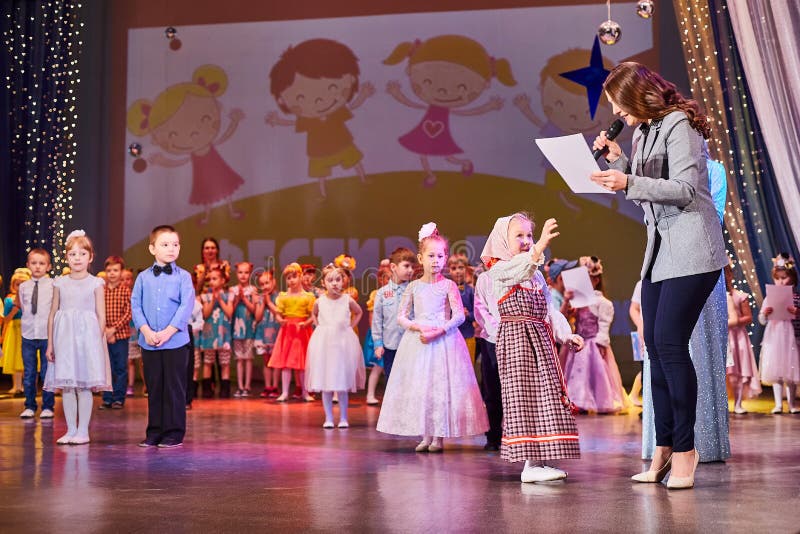 Kirov russia 26 gennaio 2020 : molti bambini sul palco durante le prove prima dell'esecuzione fotografia stock libera da diritti