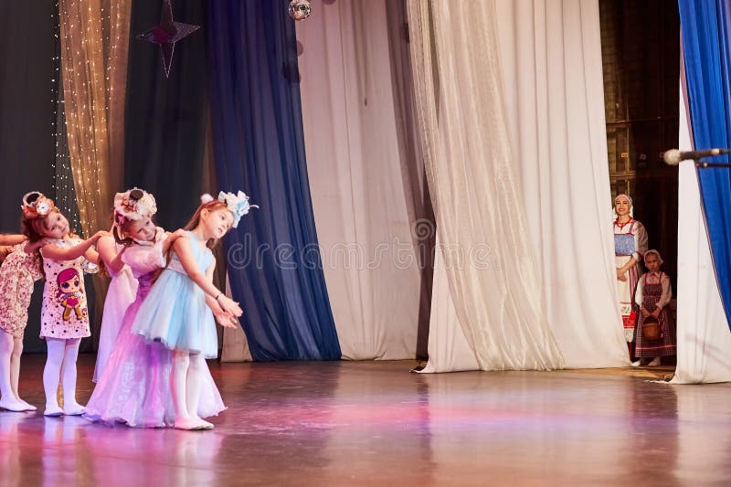 Kirov russia 26 gennaio 2020 : molti bambini sul palco durante le prove prima dell'esecuzione immagini stock libere da diritti