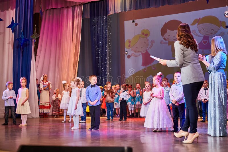 Kirov russia 26 gennaio 2020 : molti bambini sul palco durante le prove prima dell'esecuzione immagine stock