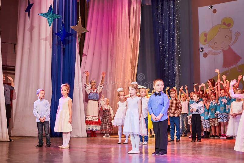 Kirov russia 26 gennaio 2020 : molti bambini sul palco durante le prove prima dell'esecuzione fotografie stock libere da diritti