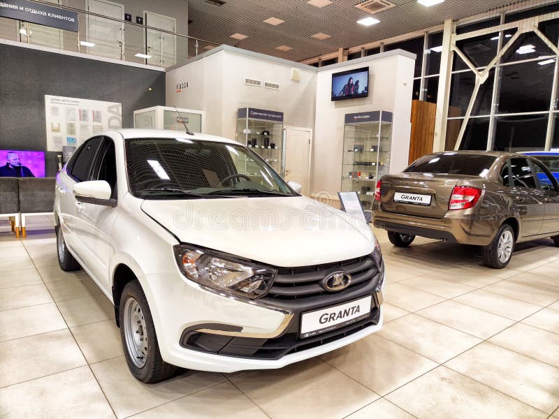Kirov russie 19 septembre 2024 : voiture lada dans showroom du concessionnaire avtovaz photo stock