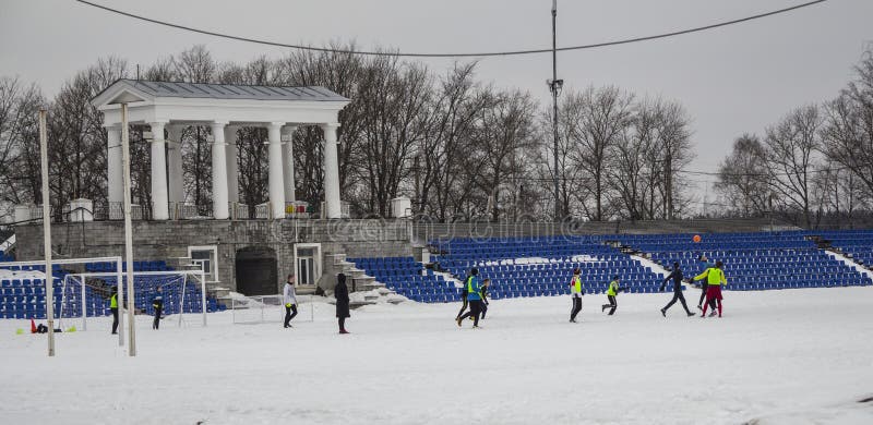 Kirovsk, Россия, 17-ое марта 2019 Футбол игры детей в стадионе на снеге стоковое фото Kirovsk, Россия, 17-ое марта 2019 Футбол игры детей в стадионе на снеге стоковое фото