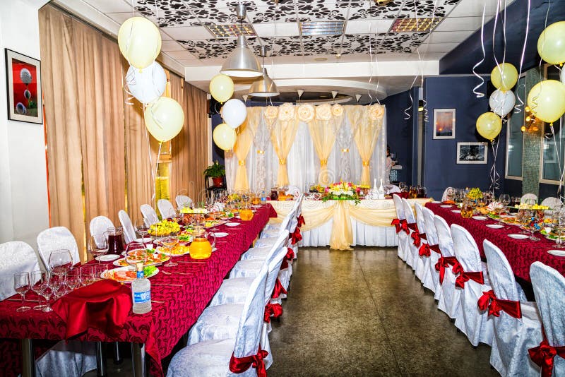 Kirow, Russland - 27. Juli 2018: Tabelle diente für spezielle Gelegenheit Eleganter HeiratsAbendtisch stockfotografie Kirow, Russland - 27. Juli 2018: Tabelle diente für spezielle Gelegenheit Eleganter HeiratsAbendtisch stockfotografie