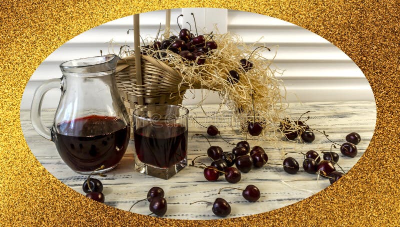 Kirsche und Kirschsaft oder Wein auf einem Holztisch, Dekanter und Glas mit Saft, Korb mit Kirschen