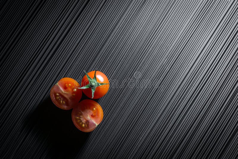 Kirschtomate und rohe schwarze Teigwaren stockfoto Kirschtomate und rohe schwarze Teigwaren stockfoto