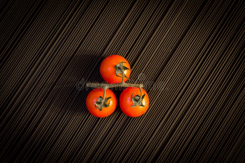 Kirschtomate und rohe schwarze Teigwaren stockfotografie Kirschtomate und rohe schwarze Teigwaren stockfotografie
