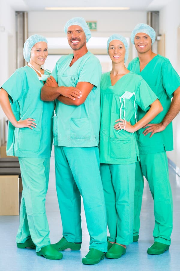 Kirurger i sjukhus eller klinik som laget arkivfoto Kirurger i sjukhus eller klinik som laget arkivfoto