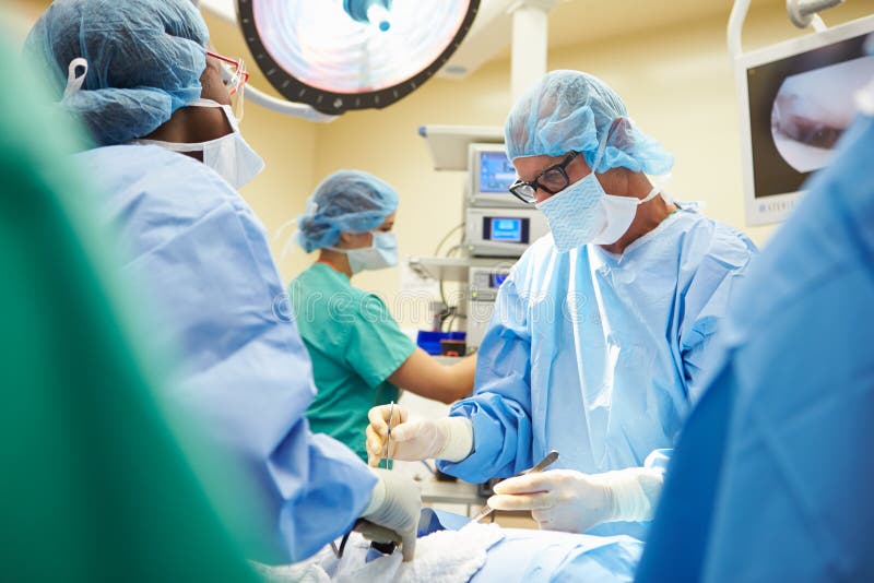 Kirurgiska Team Working In Operating Theatre royaltyfria foton Kirurgiska Team Working In Operating Theatre royaltyfria foton