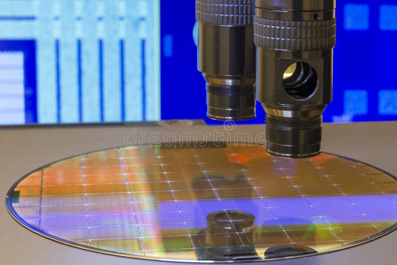 Kiselplattor med halvledarmikrochip på maskinprocessundersökningar i mikroskop arkivfoton