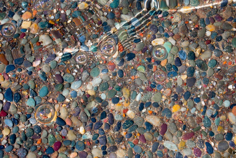 Kiselstenen vaggar under vatten med vågor och några bubblor royaltyfria bilder Kiselstenen vaggar under vatten med vågor och några bubblor royaltyfria bilder