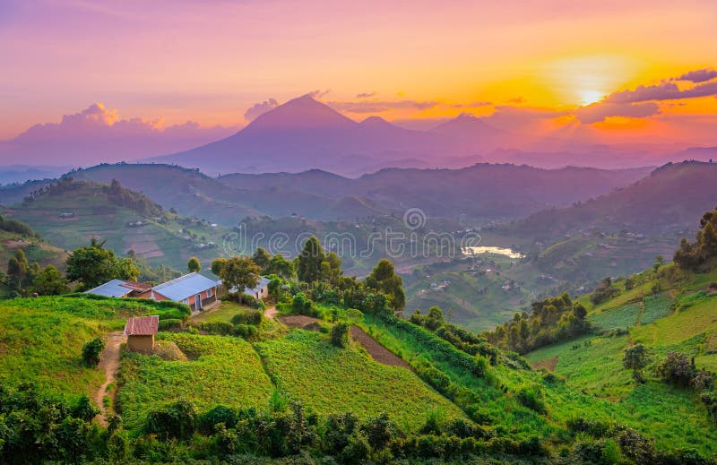 Kisoro Uganda härlig solnedgång över berg och kullar arkivbild