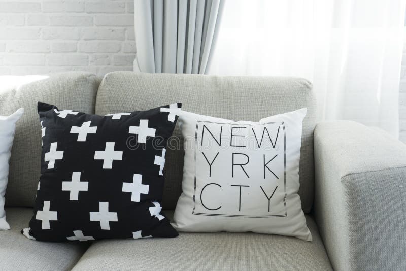 Kissen auf grauem Sofa lizenzfreies stockfoto Kissen auf grauem Sofa lizenzfreies stockfoto