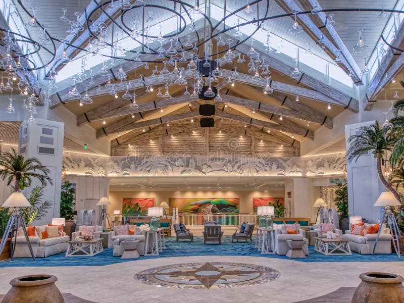 KISSIMMEE, курорт Орландо ФЛОРИДЫ - 29-ОЕ МАЯ 2019 - Margaritaville Крытое главное лобби с тропической темой острова с потолком стоковое фото rf KISSIMMEE, курорт Орландо ФЛОРИДЫ - 29-ОЕ МАЯ 2019 - Margaritaville Крытое главное лобби с тропической темой острова с потолком стоковое фото rf
