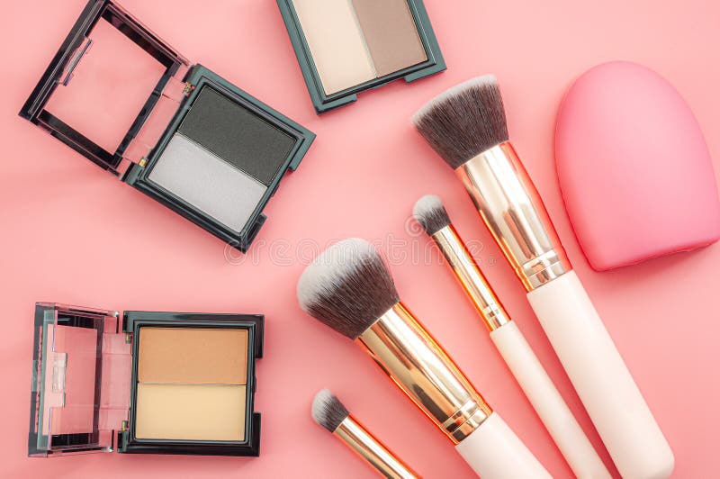 Kit De Artista De Cosmética Y Maquillaje De Moda Para Mujeres Y Aplicación De Un Tema De Concepto De Ondulación Facial Con Conjunt Imagen de archivo - Imagen de colorido, hembra: 202221813 Kit De Artista De Cosmética Y Maquillaje De Moda Para Mujeres Y Aplicación De Un Tema De Concepto De Ondulación Facial Con Conjunt Imagen de archivo - Imagen de colorido, hembra: 202221813