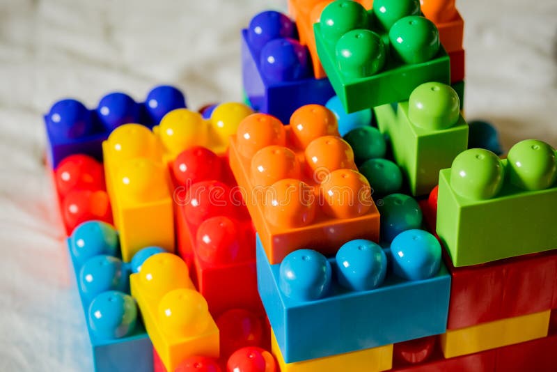 Kit de construcción. detalles de una forma diferente a la de los niños de color plástico para la construcción. elementos de co fotografía de archivo Kit de construcción. detalles de una forma diferente a la de los niños de color plástico para la construcción. elementos de co fotografía de archivo