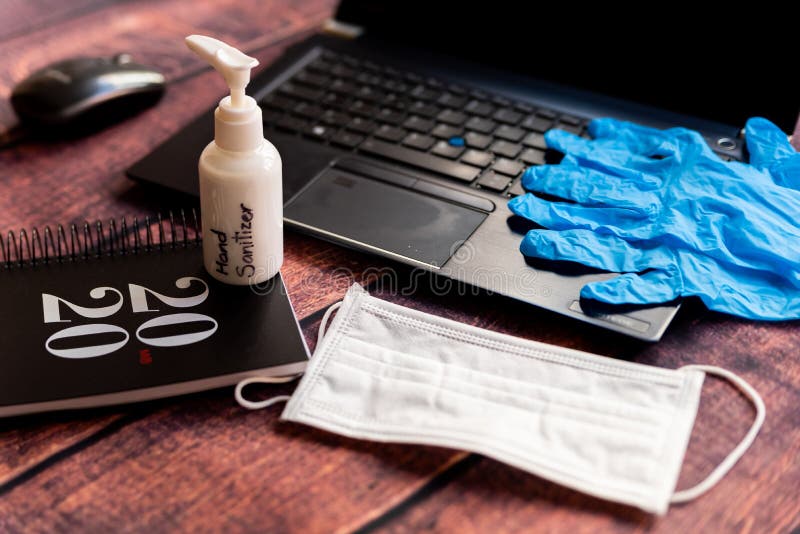 Kit de nettoyage pour le bureau à distance de travail à domicile avec désinfectant à main et masque facial une solution contre la photo stock
