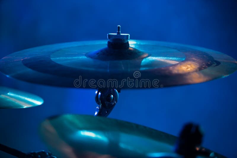 Kit de tambor profissional no palco em concerto de rock no clube noturno fotos de stock royalty free Kit de tambor profissional no palco em concerto de rock no clube noturno fotos de stock royalty free
