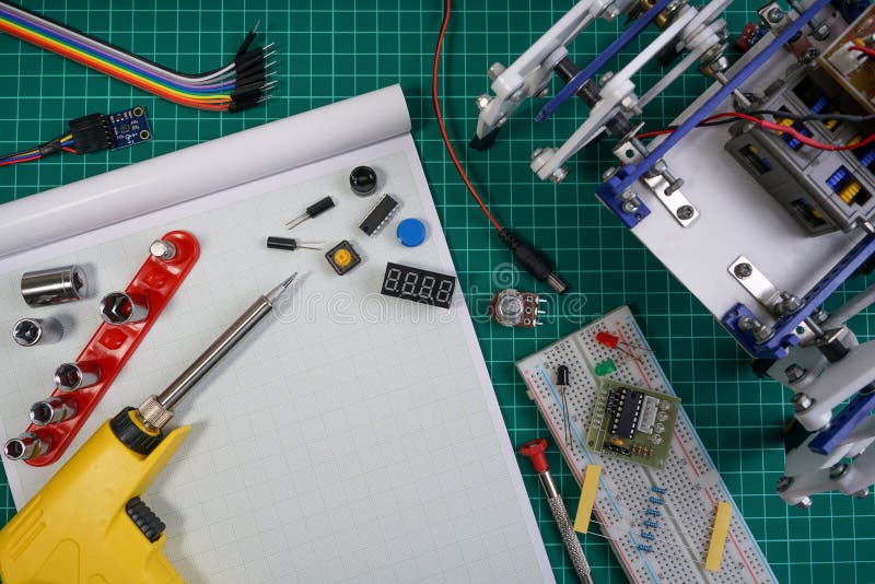 Kit électronique de TIGE ou de DIY, ligne idées de marche de cheminement de concurrence de robot photographie stock libre de droits Kit électronique de TIGE ou de DIY, ligne idées de marche de cheminement de concurrence de robot photographie stock libre de droits