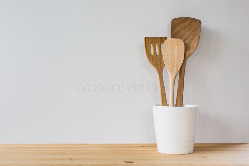 https://thumbs.dreamstime.com/b/kitchen-cooking-utensils-wooden-spatulas-etc-white-background-56101741.jpg