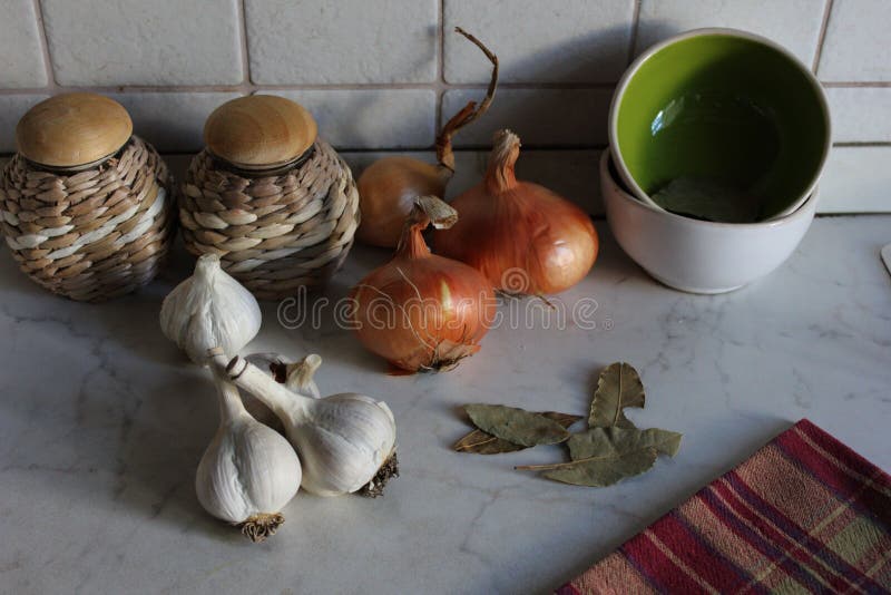Kitchen corner with white garlic cloves, golden onions, pots and tea towel royalty free stock image Kitchen corner with white garlic cloves, golden onions, pots and tea towel royalty free stock image