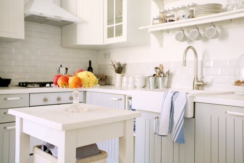 Moderní bílá kuchyně s starožitný vzhled.
