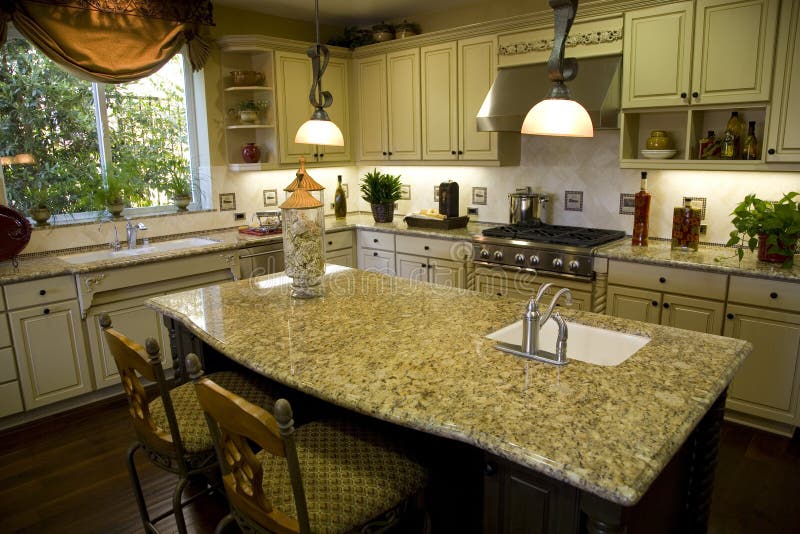 Moderní kuchyně s ostrůvkem a žulové desky.