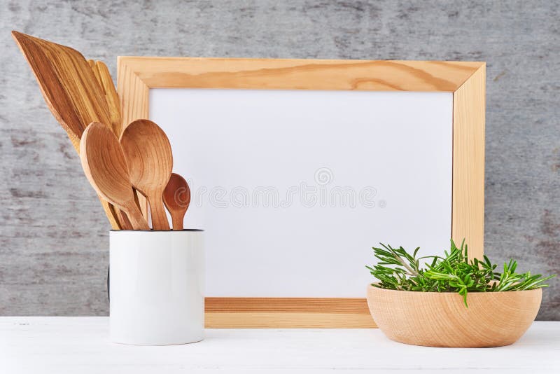 Nền đồ dùng nhà bếp với tờ giấy trắng trống và khung gỗ thẩm mỹ sẽ mang đến cho bạn sự hiện đại và sang trọng cho căn bếp của mình. Hãy tận dụng sự tinh tế trong thiết kế và trang trí để tạo ra một không gian sống động và tràn đầy cảm hứng.