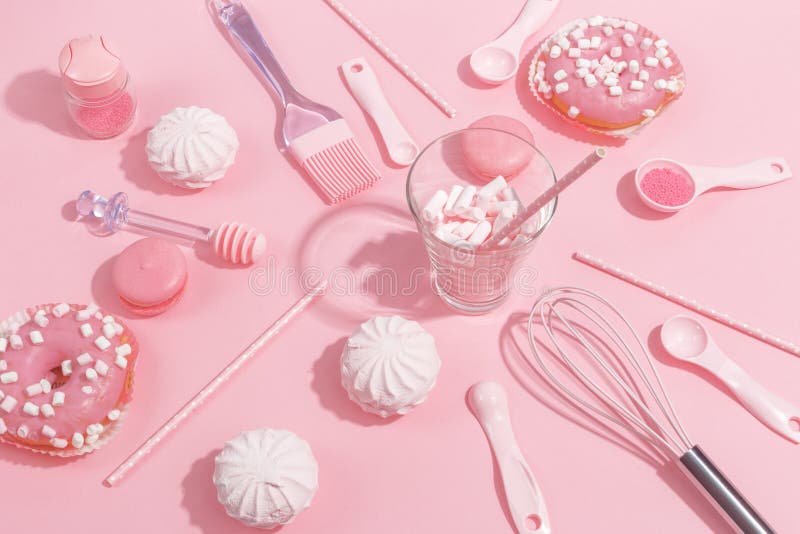 Kitchenware и инструменты, печенье и помадки на розовой предпосылке Взгляд сверху стоковое фото rf Kitchenware и инструменты, печенье и помадки на розовой предпосылке Взгляд сверху стоковое фото rf
