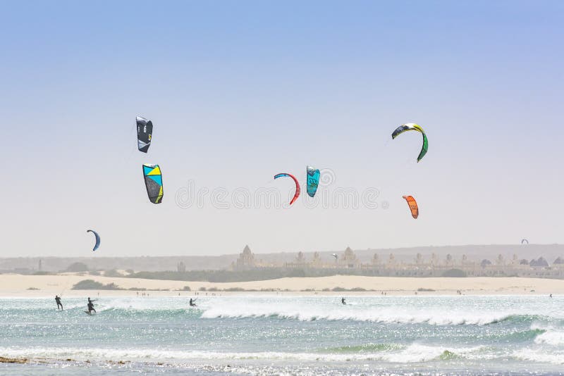 Kiteboarders nella vista Capo Verde del boa delle onde fotografia stock Kiteboarders nella vista Capo Verde del boa delle onde fotografia stock
