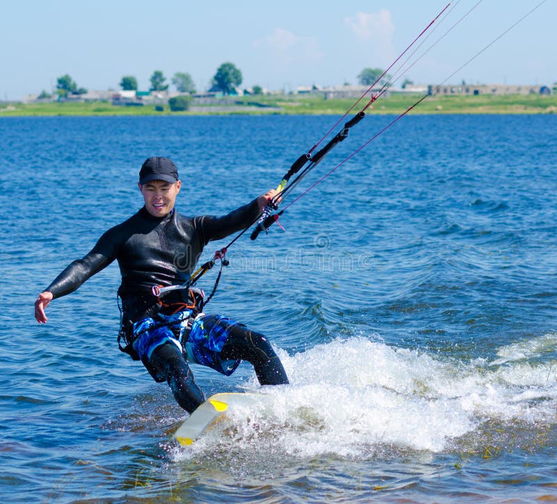 Kitesurfista se mueve sobre el Agua sobre el soleado verano.