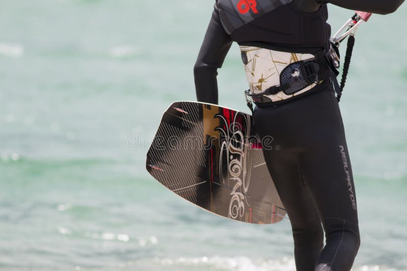 Kitesurfer wszczyna jego kanię w jeziorze Santa Croce fotografia stock Kitesurfer wszczyna jego kanię w jeziorze Santa Croce fotografia stock