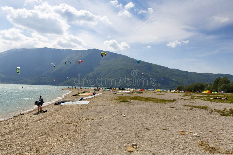 Kitesurfer wszczyna jego kanię w jeziorze Santa Croce obrazy royalty free Kitesurfer wszczyna jego kanię w jeziorze Santa Croce obrazy royalty free