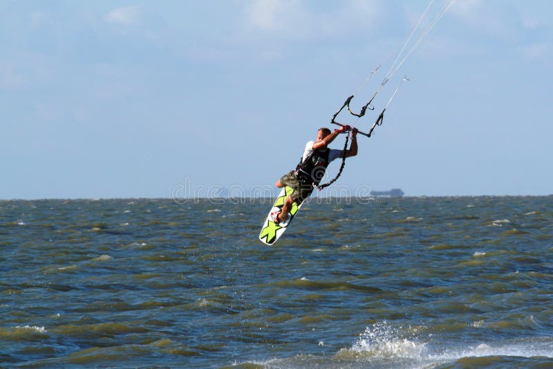 Kitesurfer летания стоковая фотография rf