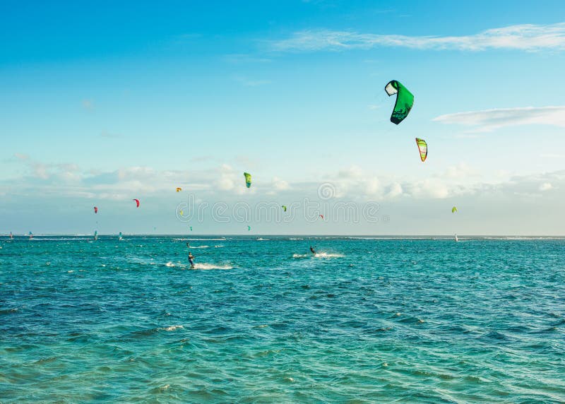 Kitesurfers na praia de Le Morne fotografia de stock Kitesurfers na praia de Le Morne fotografia de stock
