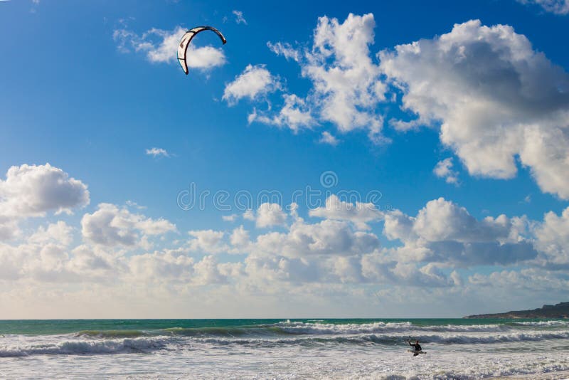 Kitesurfing Kiteboarding em ondas no oceano imagens de stock royalty free Kitesurfing Kiteboarding em ondas no oceano imagens de stock royalty free