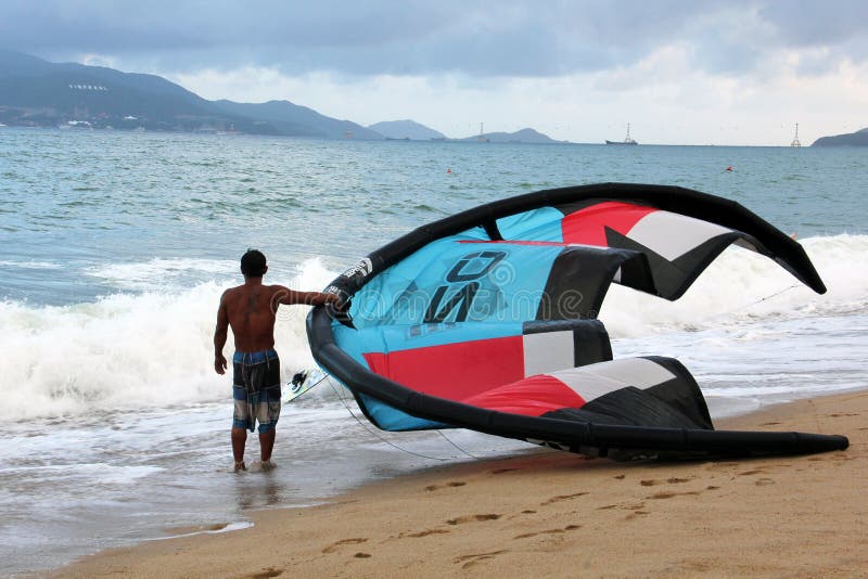 Kitesurfing in Nha Trang, Vietnam fotografia stock libera da diritti Kitesurfing in Nha Trang, Vietnam fotografia stock libera da diritti