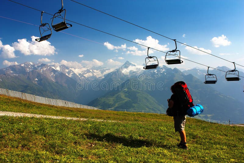 Kitzbuheler Alpen till Hohe Tauern med chairliften royaltyfria foton Kitzbuheler Alpen till Hohe Tauern med chairliften royaltyfria foton