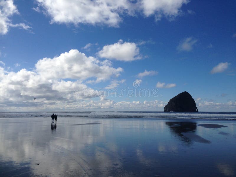 Kiwanda Oregon Beach with Beautiful Blue sky and people with kite royalty free stock photography Kiwanda Oregon Beach with Beautiful Blue sky and people with kite royalty free stock photography
