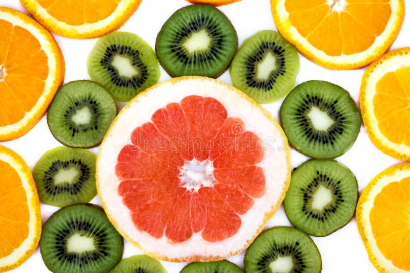 Kiwi affettato con una fetta di cibo sano delle arance e dei pompelmi fotografia stock libera da diritti Kiwi affettato con una fetta di cibo sano delle arance e dei pompelmi fotografia stock libera da diritti